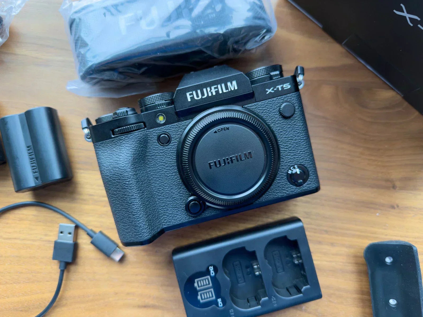 Fujifilm X-T5 XT5 40.2MP BLACK Body +EXTRA accessories