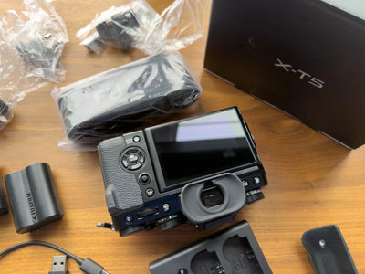Fujifilm X-T5 XT5 40.2MP BLACK Body +EXTRA accessories